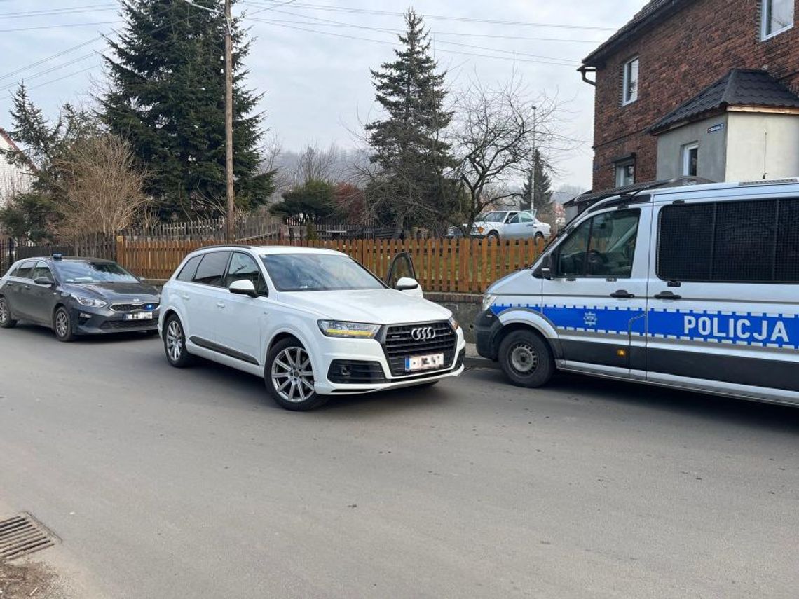 Uciekał przed policją kradzionym audi. Miał sądowy zakaz prowadzenia pojazdów