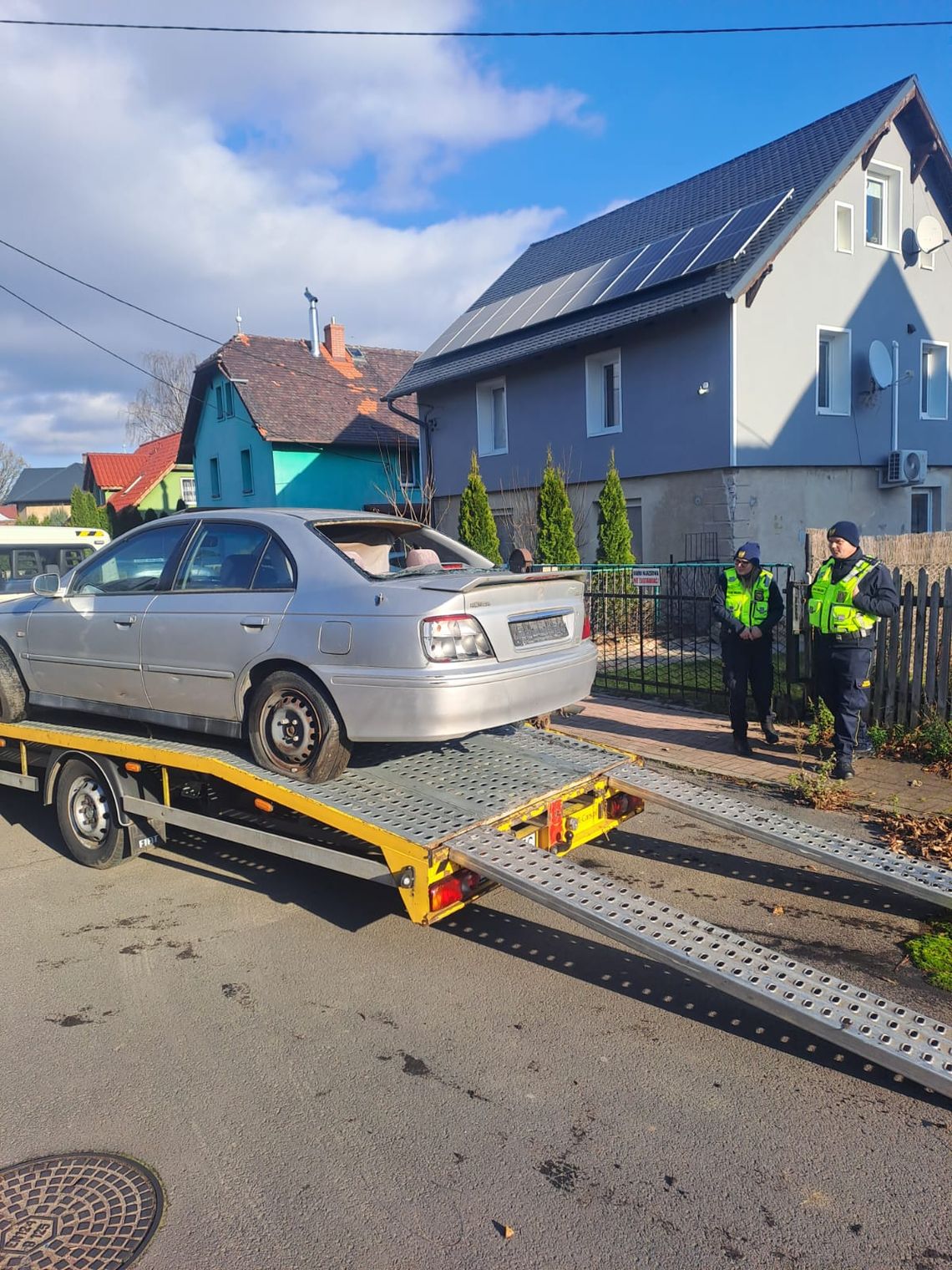 Usunięto zaniedbany pojazd z ulicy Fieldorfa Nila w Bogatyni