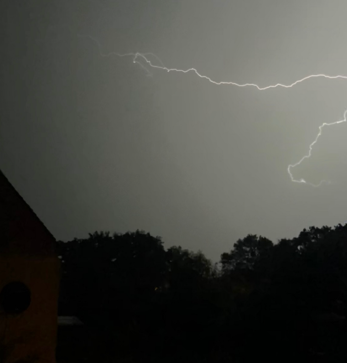 Uwaga! Groźne burze z gradem i wichurami nadciągają nad Zgorzelec – IMGW ostrzega!