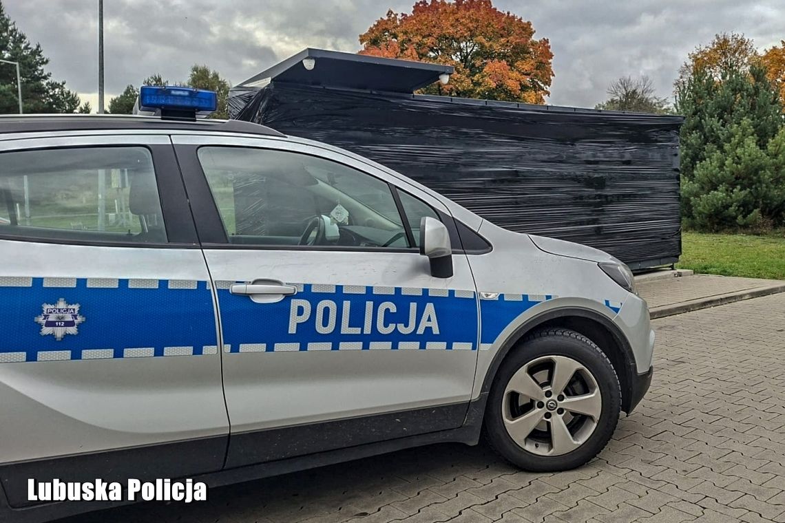 Włamanie do 77 skrytek w paczkomacie