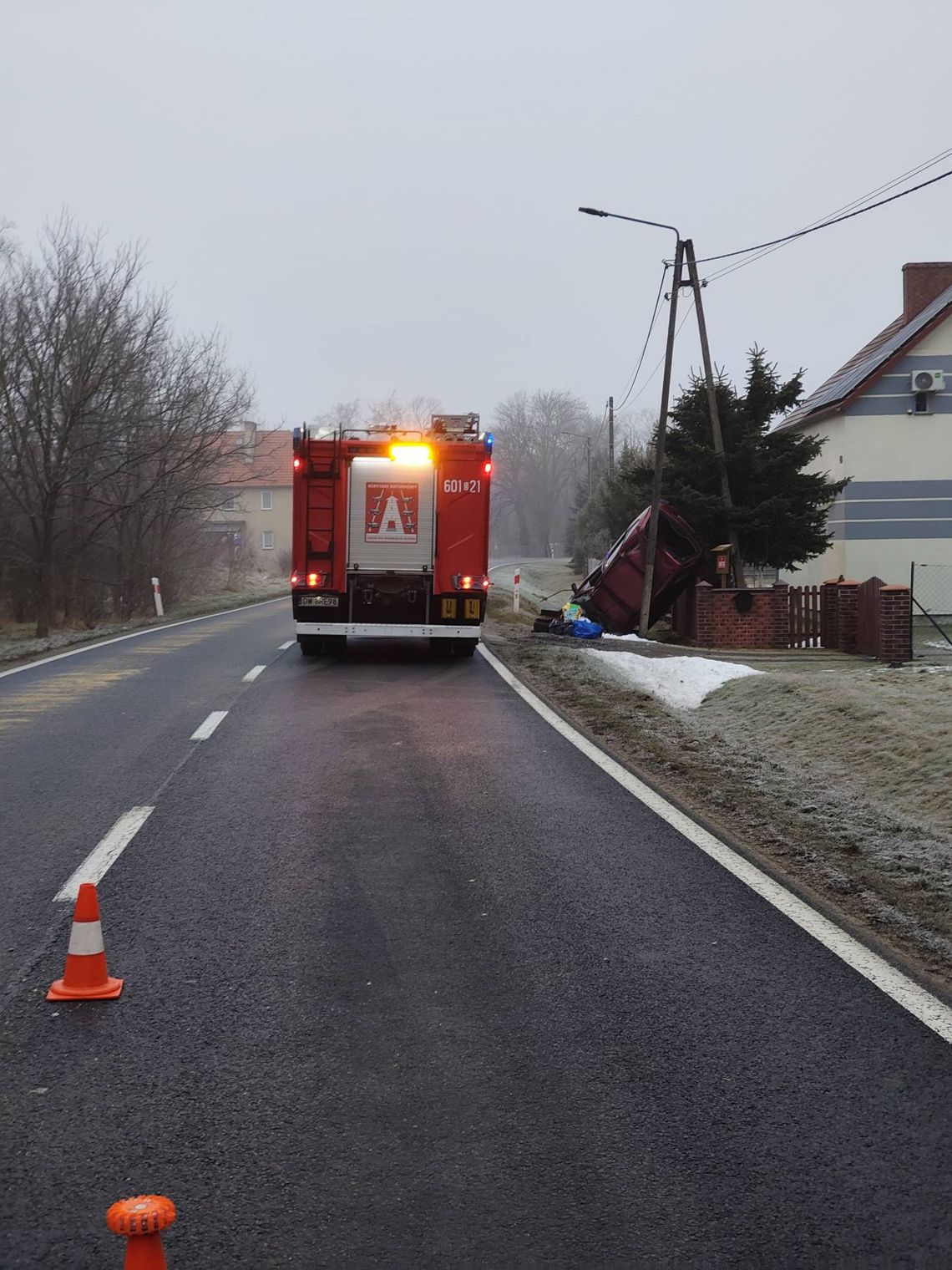 Wypadek na DW296 - samochód na słupie