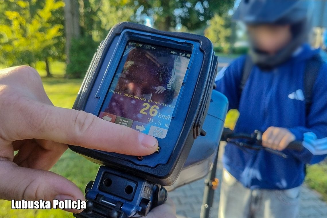 Zachowanie kierujących hulajnogami w obiektywie policyjnego drona [WIDEO]