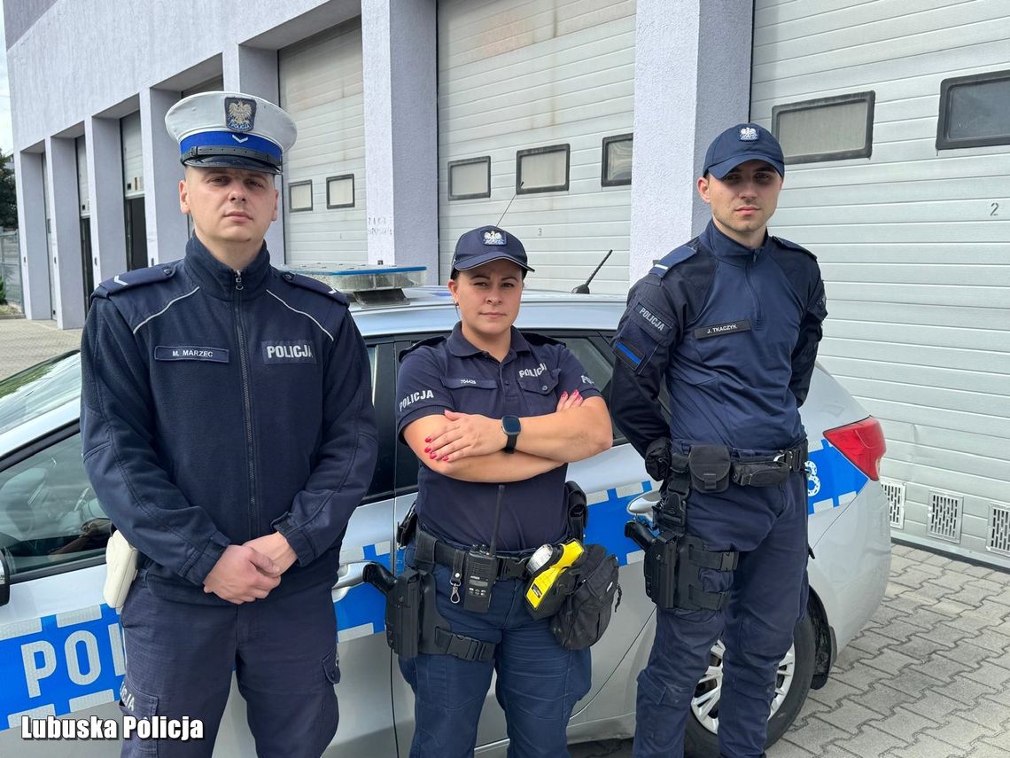 Żagań: Policjanci uratowali 60-latka z płonącego mieszkania