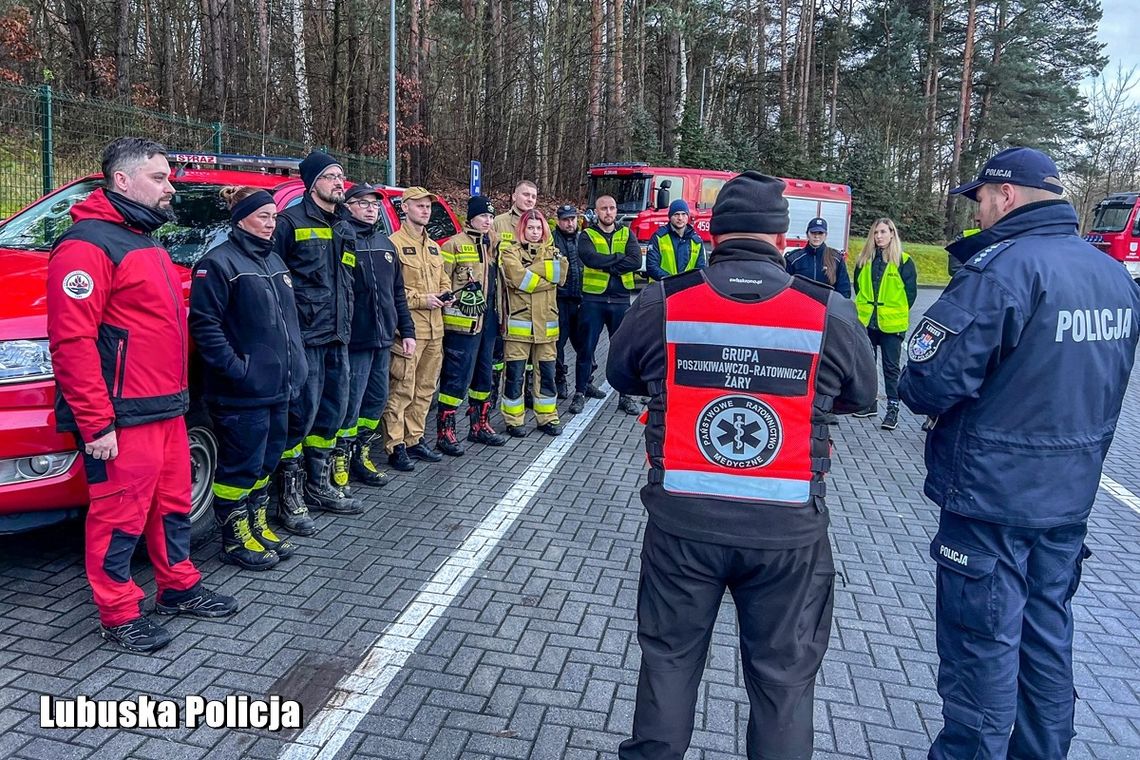 Żary: Dziesiątki osób zaangażowanych w poszukiwania zaginionego 27-latka. Żary: Dziesiątki osób zaangażowanych w poszukiwania zaginionego 27-latka.
