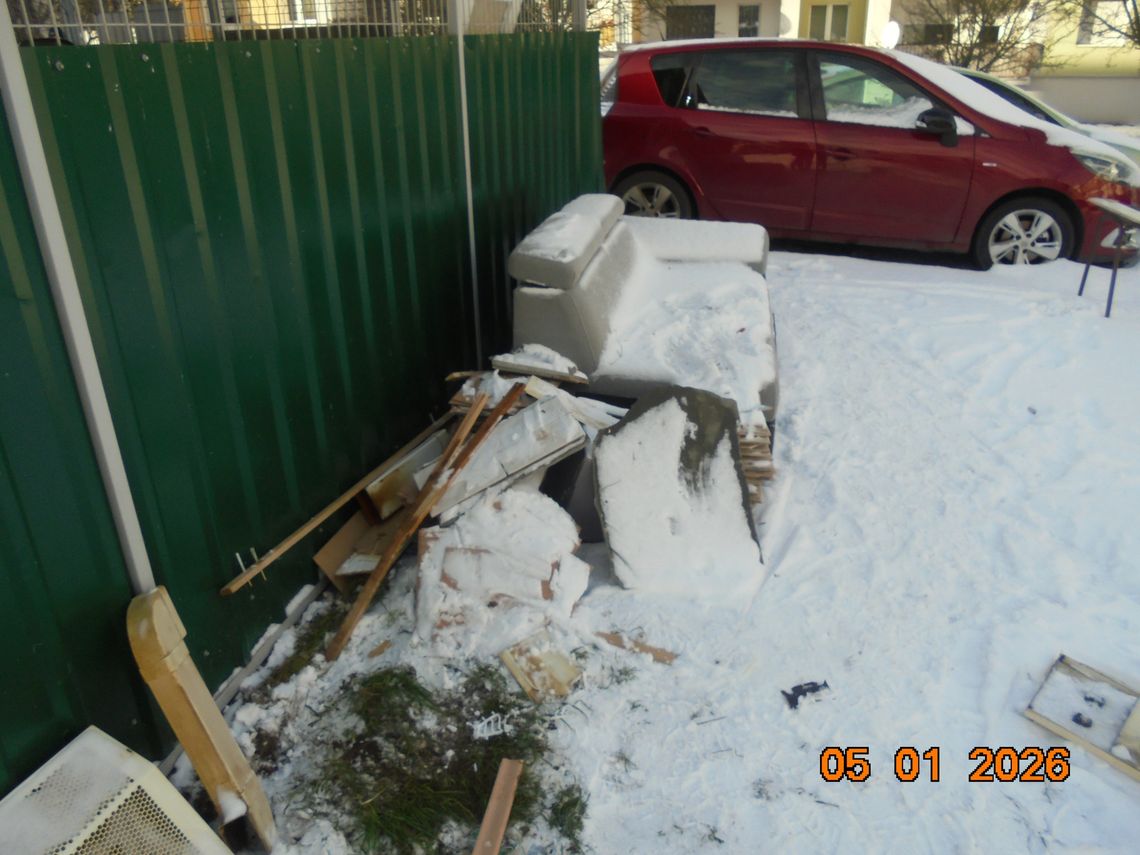 Żary: porzucone odpady przy wiacie śmietnikowej. Sprawca ukarany