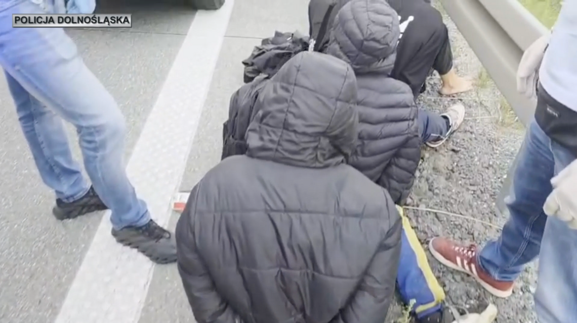 Zatrzymanie dwóch kurierów na A4. Przewozili nielegalnych migrantów