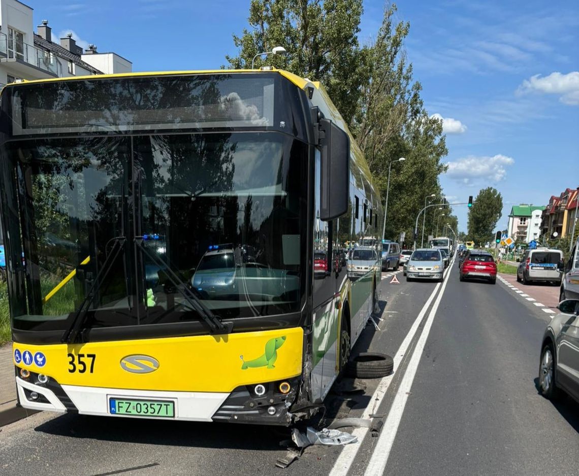 Zderzenie auta osobowego z autobusem w Zielonej Górze.