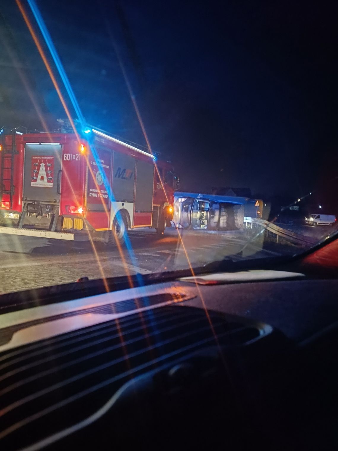 Zgorzelec: dachowanie samochodu przy rondzie I Pułku Chemicznego Zgorzelec: dachowanie samochodu przy rondzie I Pułku Chemicznego