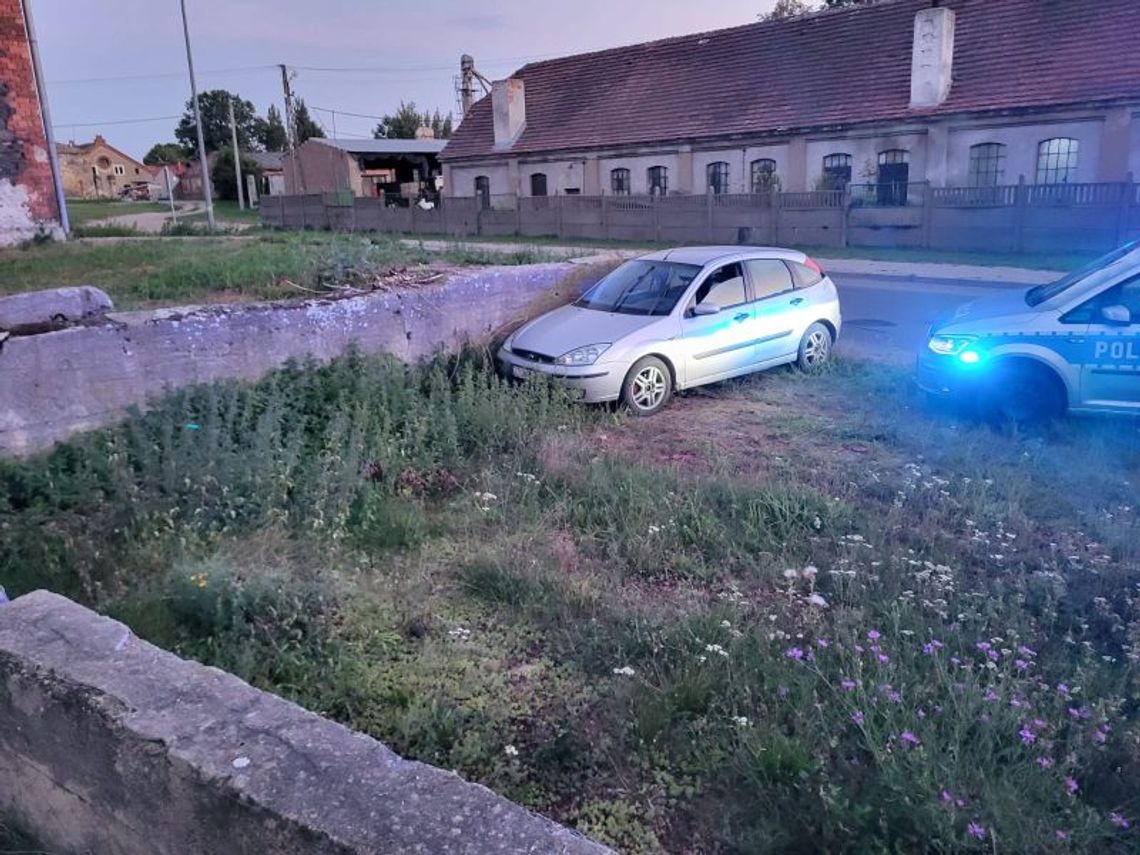 Pijany kierowca uciekał przed policją i uderzył w mur