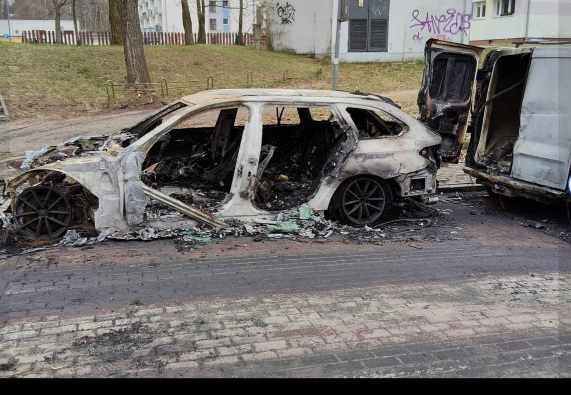 Zielona Góra: dziś w nocy spłonęły trzy samochody na jednym z osiedli