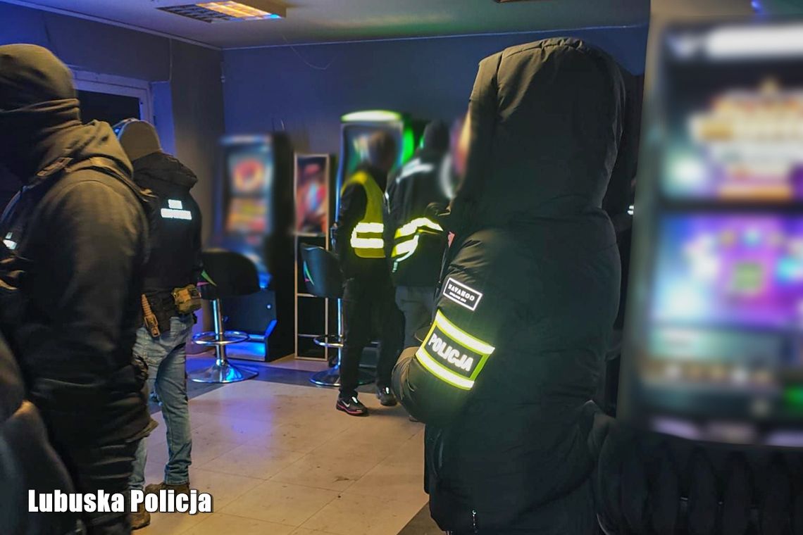 Zielona Góra: policjanci wspólnie z KAS zabezpieczyli 18 nielegalnych automatów